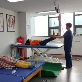 이용자들이 성인작업치료를 받고 있는 모습