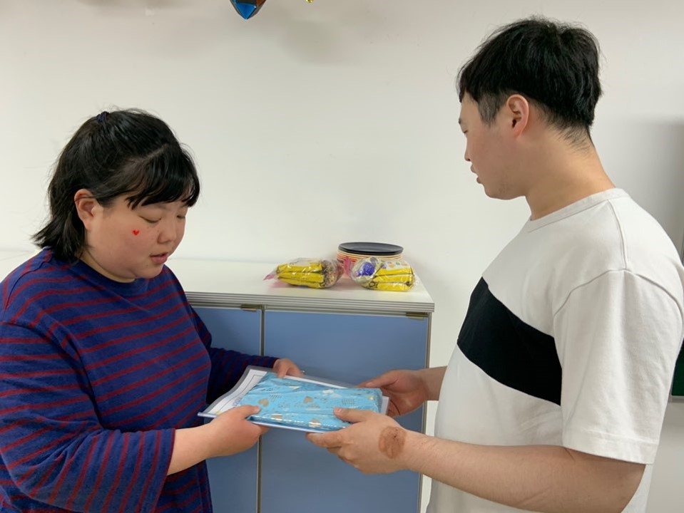 주간보호센터의 이용자가 선물을 주고 받는 모습