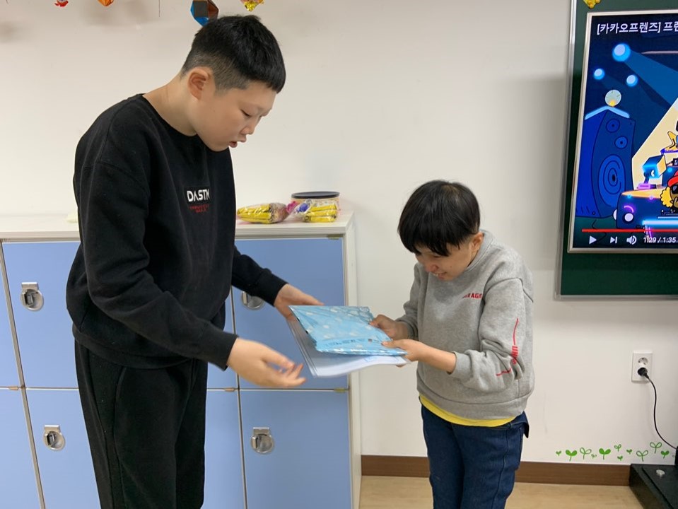 주간보호센터 이용자가 선물을 주고 받는 모습