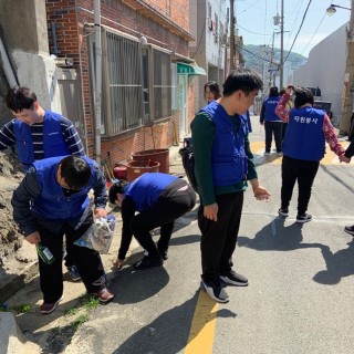 주간보호센터 이용자들이 파란 조끼를 입고 복지관 인근 거리의 쓰레기를 줍고 있는 모습