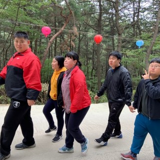 주간보호센터 이용자들이 숲길을 걸으며 찍은 사진