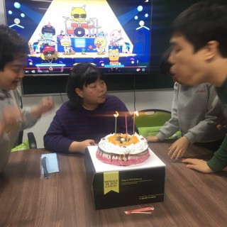 주간보호센터 이용자들이 생일을 맞아 초를 불고 있는 모습