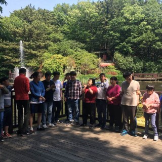 주간보호센터 이용자들이 꽃마을 연꽃단지에 서서 찍은 기념사진
