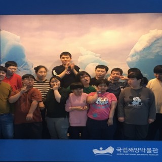 주간보호센터 이용자들이 국립해양박물관에서 찍은 단체사진