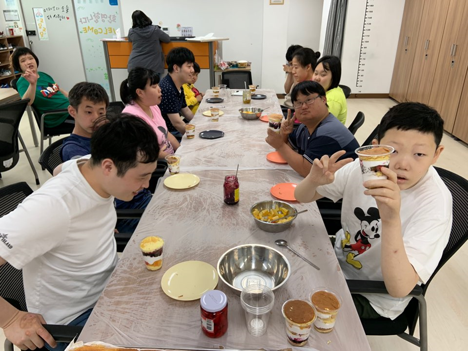 주간보호센터 이용자들이 만들어진 파르페를 들고 있는 모습
