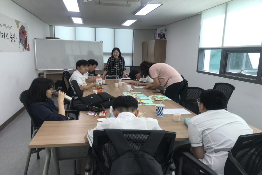 독서동아리에 참여한 학생들이 활동의 일환으로 책의 내용에 맞는 그림을 그리고 있다.