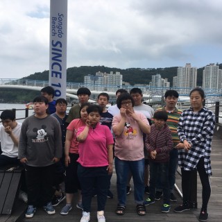 주간보호센터 이용자들이 송도 구름다리위에서 찍은 단체사진