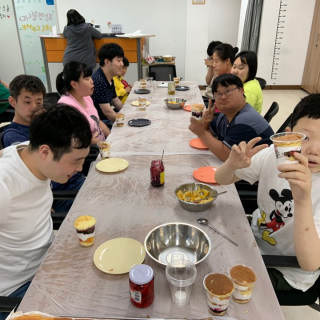 주간보호센터 이용자들이 만들어진 파르페를 들고 있는 모습