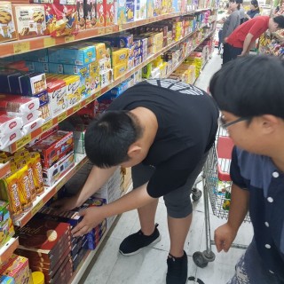 주간보호센터 이용자들이 인근 마트에서 과자를 고르고 있는 모습