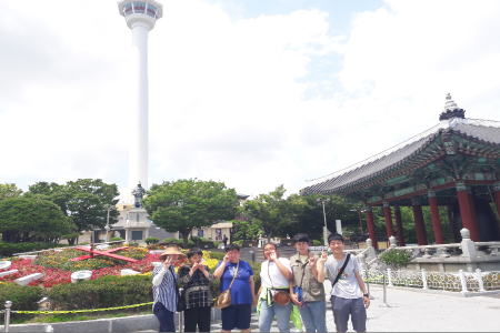 주간활동이용자들이 부산타워를 배경으로 찍은 사진
