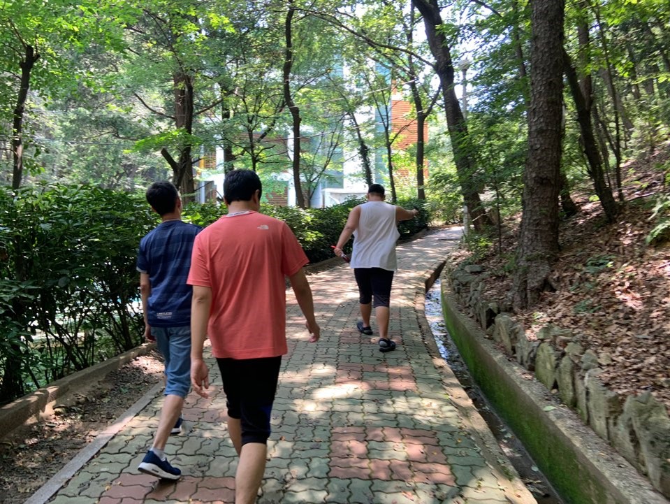 주간보호센터 이용자들이 힘차게 산책로를 오르는 모습