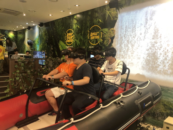 훈련생들이 VR체험을 위해 VR기기를 착용하고 있는 모습