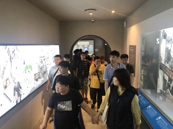 부산영화체험박물관 내부를 구경하고 있는 훈련생들의 모습