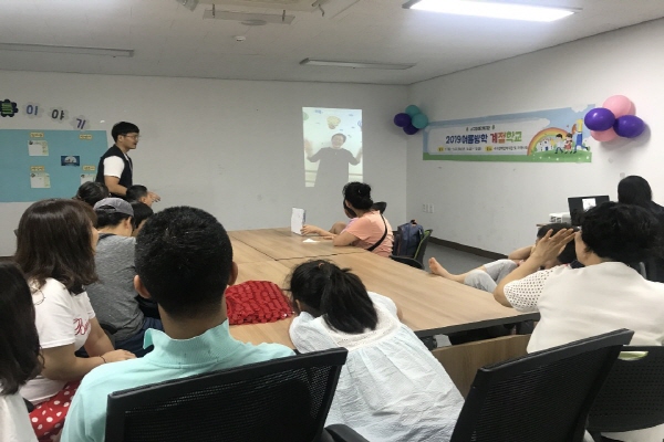 간담회를 진행하는 강사와 이야기중인 학생의 모습