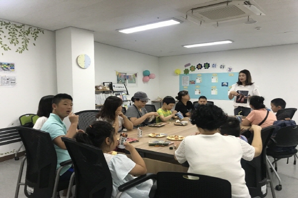 간담회에서 간식을 먹고 있는 학생들의 모습