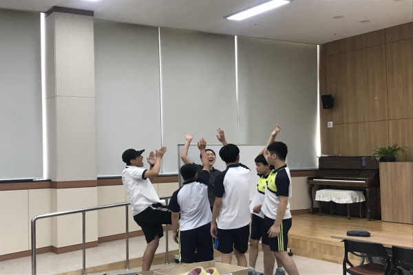 연극교실에서 화이팅을 하고 있는 학생들의 모습