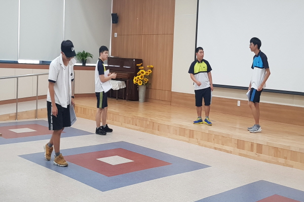 연극교실에서 연기를 하고 있는 학생들의 모습