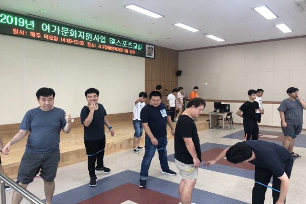 GX스포츠교실에서 줄넘기를 하고 있는 사람들의 모습