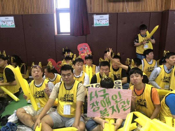 연합체육대회에서 응원도구를 들고 응원중인 사람들의 모습