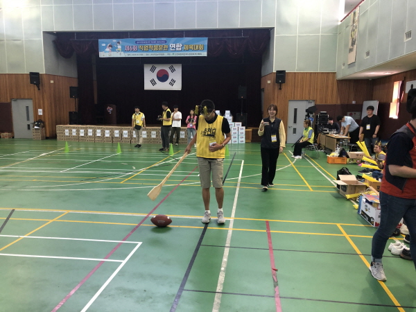 연합체육대회에서 공놀이를 하고 있는 사람들의 모습
