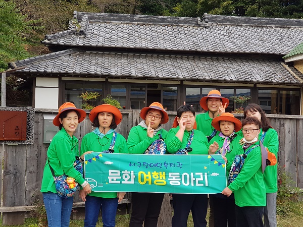 일본 전통 가옥앞에서 찍은 기념사진