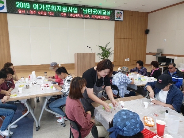 여가문화지원사업 낭만공예교실에서 입욕제를 만들고 있는 사람들의 모습