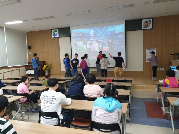 여가문화지원사업 노래교실에서 무대에 올라가 있는 사람들의 모습