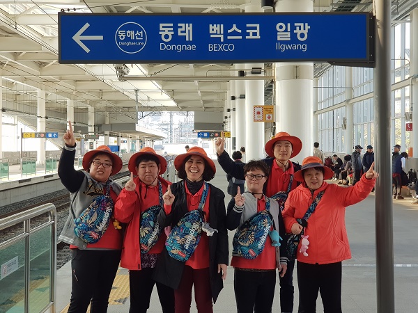 기장으로 가기 위해 동해선 기차를 기다리면서 찍은 기념사진