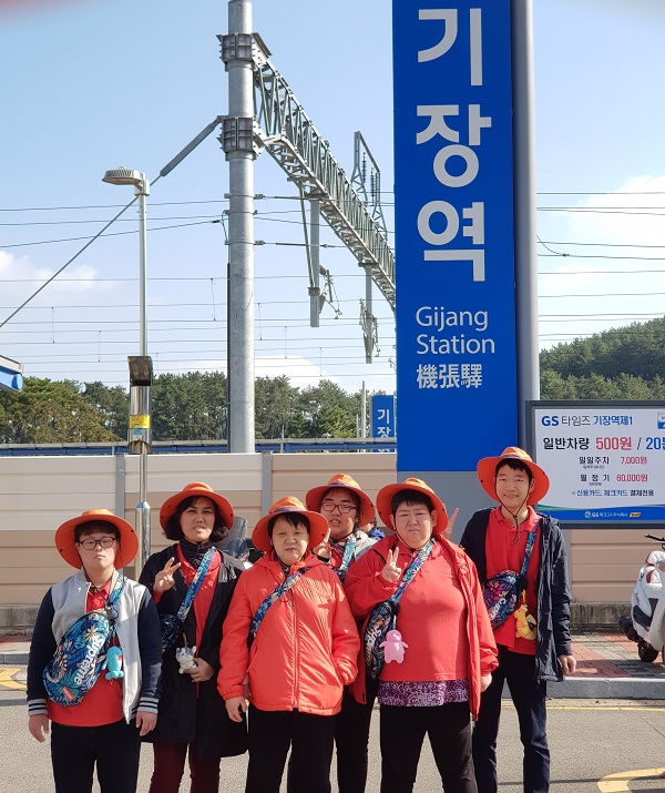 기장역에 도착하여 찍은 단체사진
