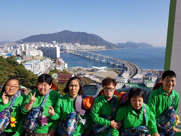 주간활동서비스 이용자들이 남항대교와 영도를 배경으로 찍은 기념사진