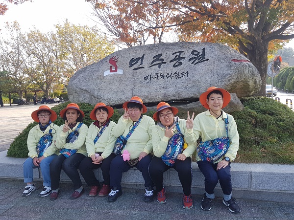 민주공원 마루누리쉼터 입구에서 찍은 기념사진 즐거운 듯 포즈를 취하고 있는 사진