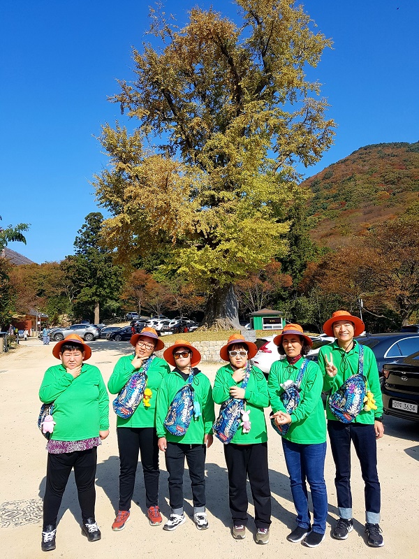 주차장에서 찍은 기념사진 힘든 기색이 전혀보이지 않고 즐거워하는 모습