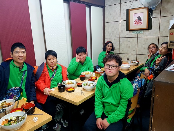 식당에서 식사를 하기 전 찍은 사진 메뉴는 비빔밥
