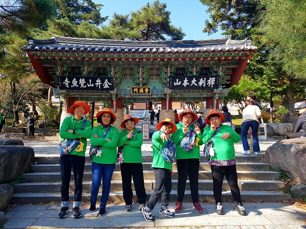 범어사 입구에서 찍은 기념사진 한 이용자가 중간에서 멋진 포즈를 취하고 있다.
