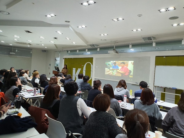 많은 사람들이 서구장애인복지관의 주간활동서비스 영상을 보고 있는 사진