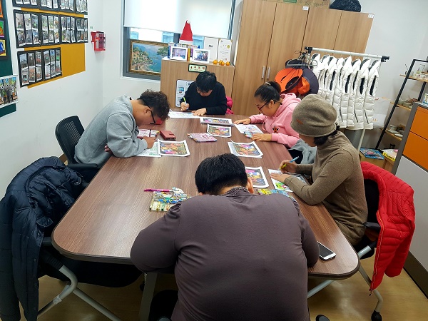 주간활동이용자들이 다녀온 여행지를 자신만의 색상으로 칠하고 있는 모습