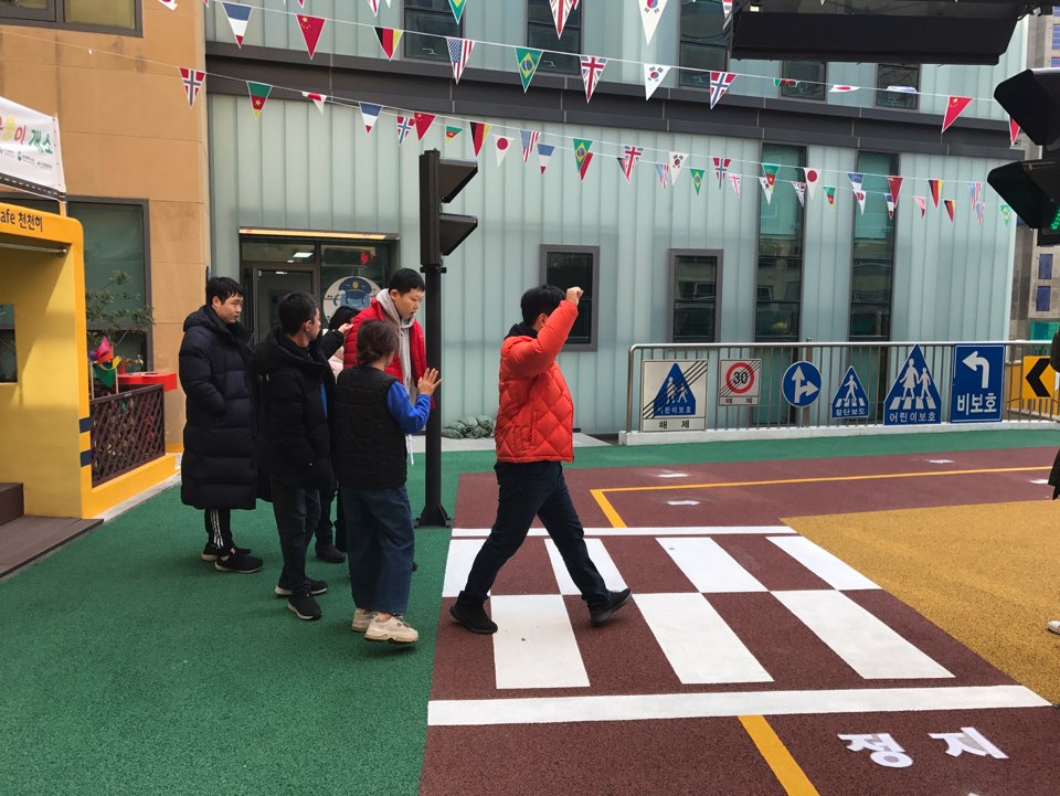 안전교육_교통안전체험장을 이용하는 모습