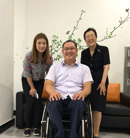 복지관 이경원 사무국장과 인권교육강사, 박차희 관장이 정면을 바라보며 웃고 있는 사진 