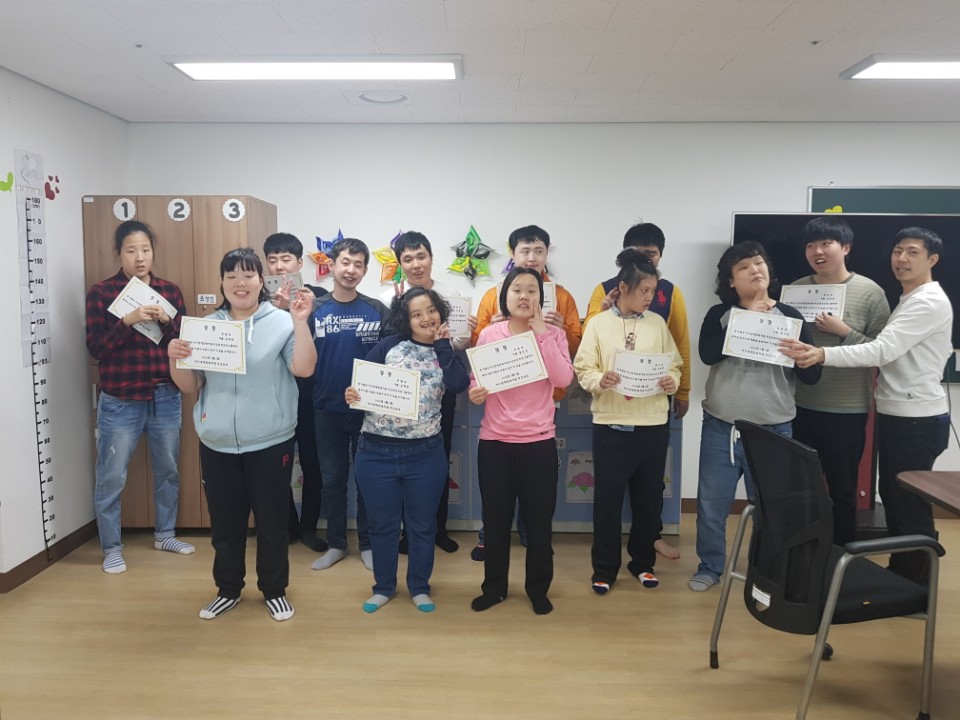 이용자들이 받은 상장을 들고 좋아하는 모습