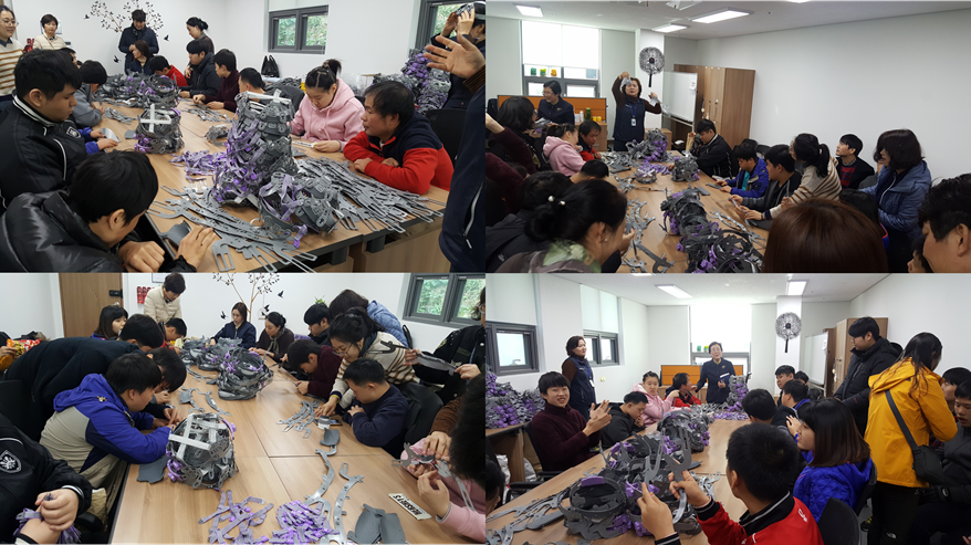 직업재활실에서 한솔학교 학생들이 직접 직업재활 프로그램을 경험해보고 있다.