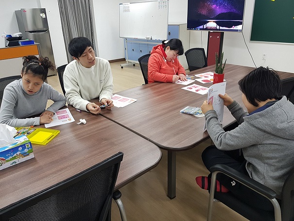 이용자들이 미술활동 프로그램을 진행하고 있다.