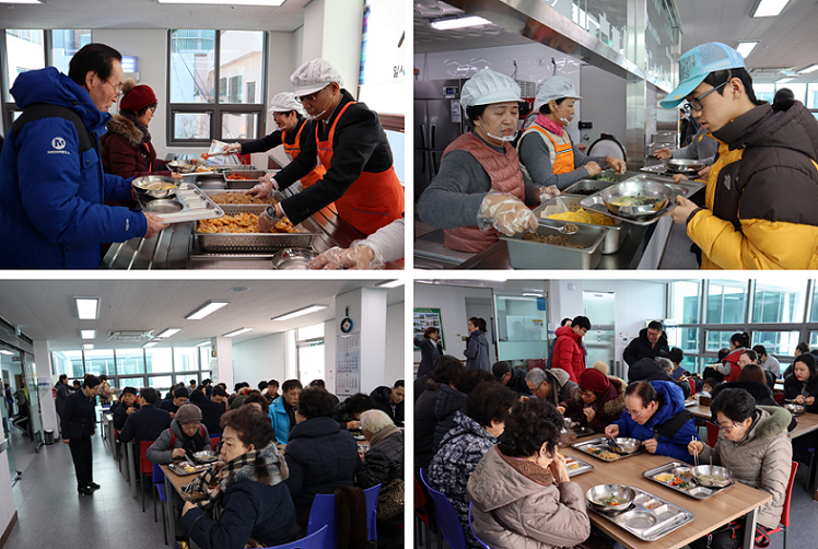방문객들이 떡국을 받아 자리에 앉아 맛있게 먹고 있는 모습
