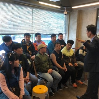 직업적응훈련반 훈련생들이 부산커피협동조합에 방문하여 설명을 듣는 모습