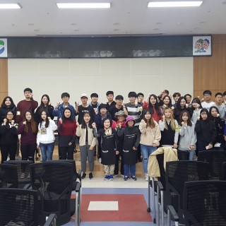 2017 사랑나눔감사의 날을 맞이하여 방문한 모든사람들이 정면을 바라보며 단체사진을 촬영하고 있다.