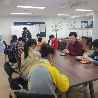이용자들이 손에 비닐장갑을 끼고 선생님의 설명에 따라 만들기를 진행하는 모습
