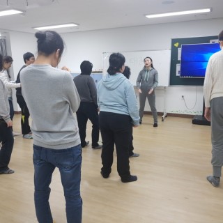 이용자들이 태권무를 배우기 위해 강사의 설명을 듣고 있는 모습