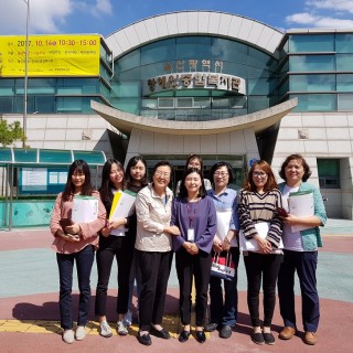울산시 장애인종합복지관 앞에서 직원들이 함께 단체사진을 찍고 있다.
