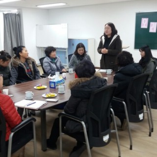 주간보호센터 이용 위해 방문한 부모님들에게 관련 내용에 대해 오리엔테이션을 진행하고 있다.