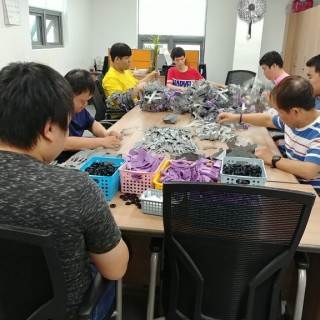 훈련생들이 작업대에 앉아 안전모제작공정 작업활동을 진행하고 있는 모습