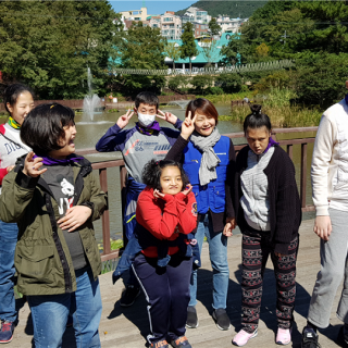 구덕 야영장에서 주간보호센터 이용자들과 찍은 기념사진